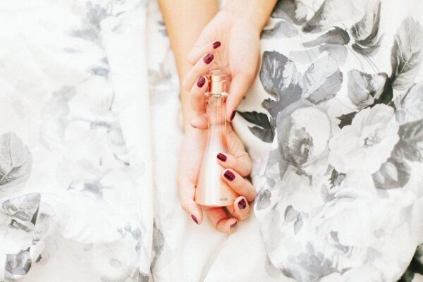 Mùi hương tỏa ra từ những chai nước hoa khiến người dùng say đắm