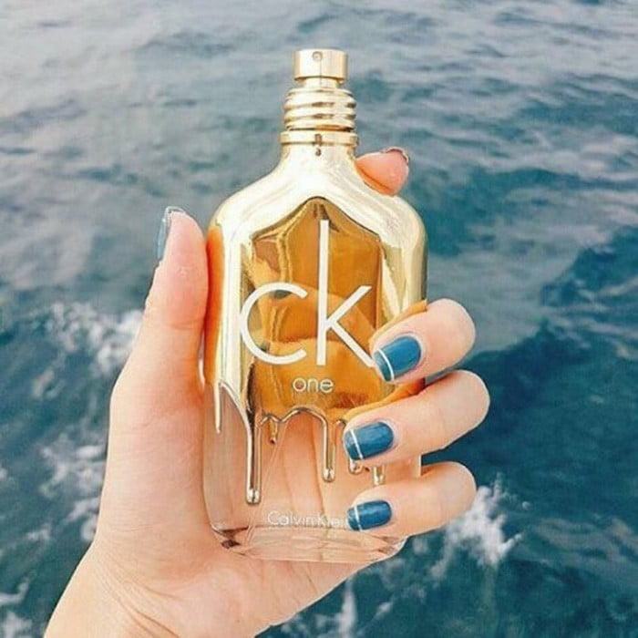 CK One Gold mang lại cảm giác tươi mới và tràn đầy năng lượng.