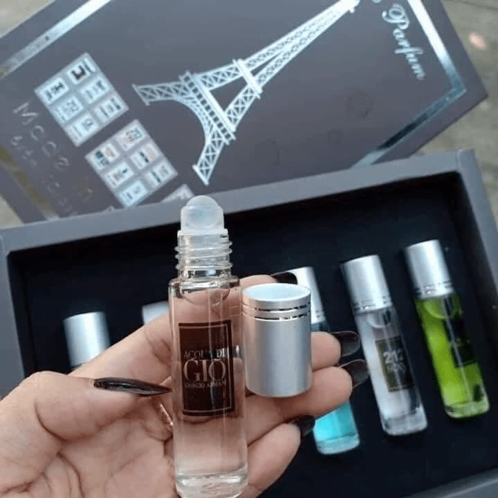 Một chai nước hoa mini dạng lăn