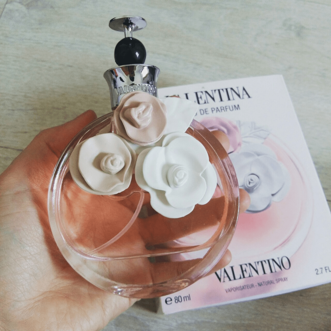 Valentina Acqua Floreale với hương hoa cỏ tự nhiên tươi mát đặt trong thiết kế chai vừa quen vừa lạ