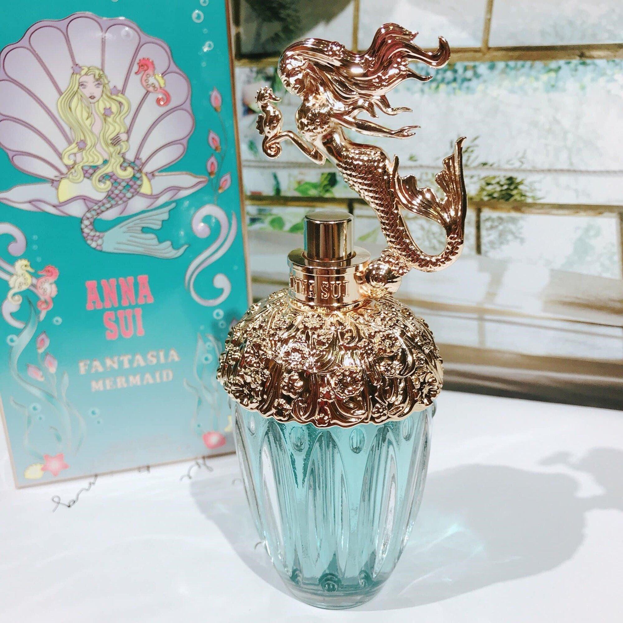Điểm nhấn nổi bật nhất của Anna Sui chính là thiết kế độc đáo