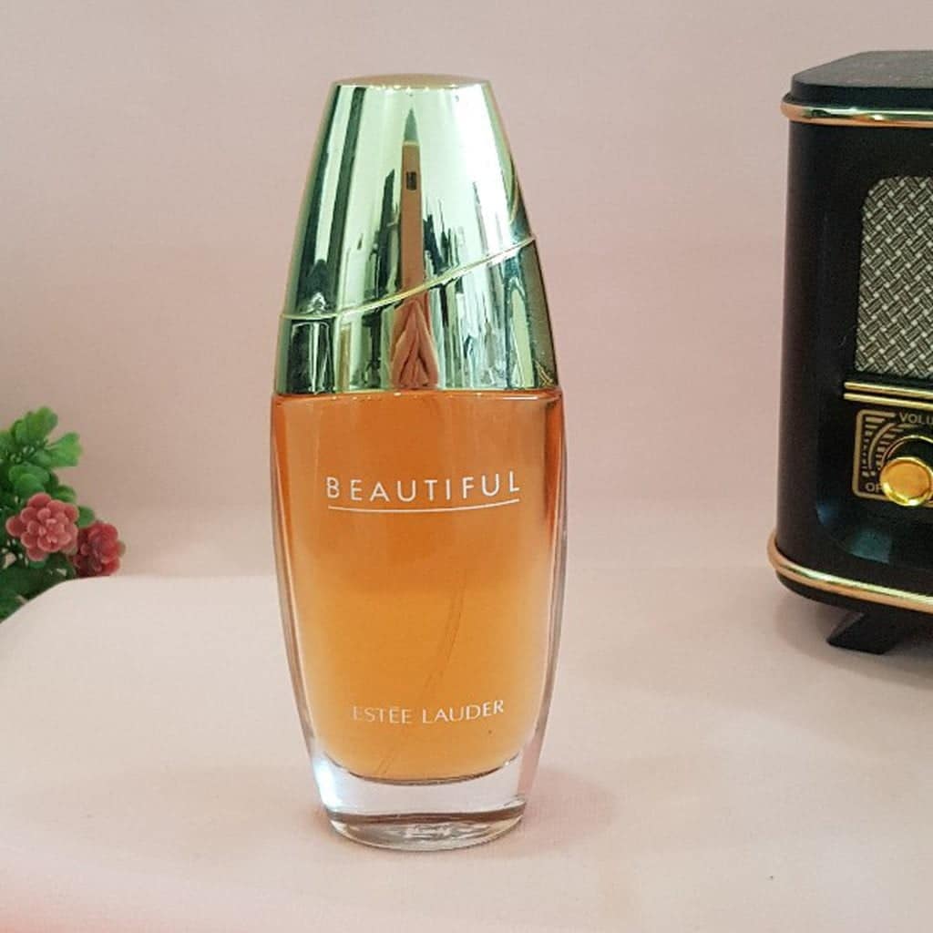 Chai nước hoa Estee Lauder Beautiful với thiết kế cong quyến rũ.