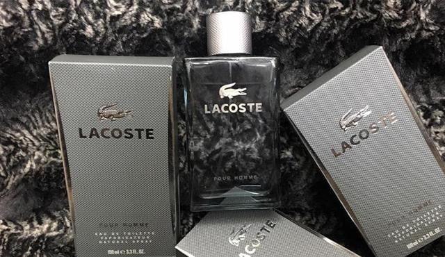 Vòi xịt nước hoa Lacoste thật có màu sắc cùng với màu cổ chai