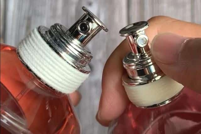 Vòi xịt chai nước hoa hàng thật bên phải và hàng giả bên trái