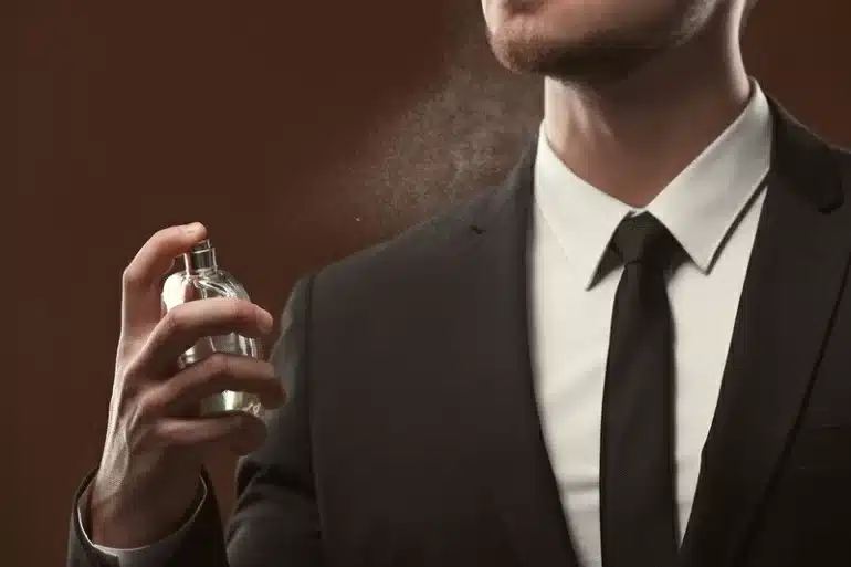 10 vị trí xịt nước hoa trên cơ thể giúp hương thơm bám toả suốt ngày dài