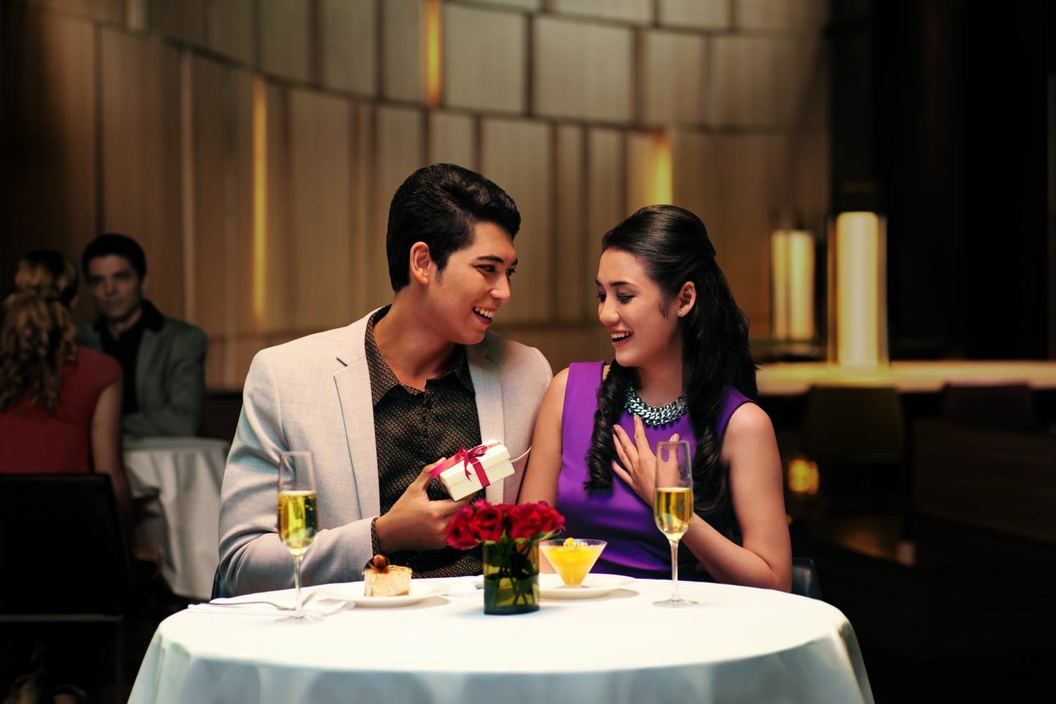 Tặng nước hoa có ý nghĩa gì? Nên tặng bạn gái mùi hương nước hoa như thế nào?