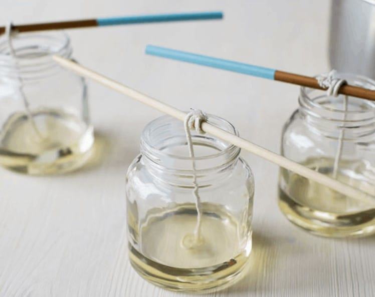 Hướng dẫn làm nến thơm cực đơn giản tại nhà để tặng "nửa kia"