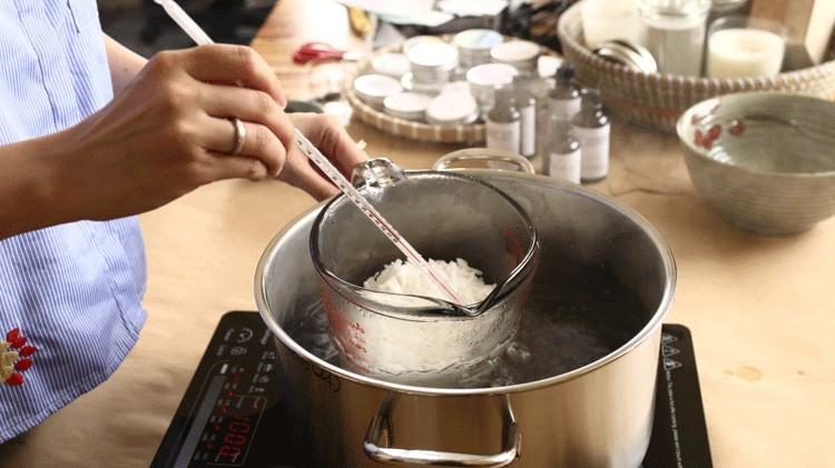 Hướng dẫn làm nến thơm cực đơn giản tại nhà để tặng "nửa kia"